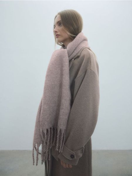 Szalik z dodatkiem wełny - brązowy. Brązowe szaliki i chusty damskie Reserved, bez wzorów, z wełny. W wyprzedaży za 49.99 zł.