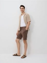 Szorty regular fit - brązowy. Brązowe szorty męskie Reserved, l, bez wzorów, z bawełny. Za 99.99 zł.