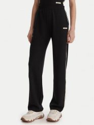 Guess Spodnie dresowe V6GB16 K4777 Czarny Regular Fit. Czarne spodnie dresowe damskie Guess, l, z aplikacjami, z dresówki. Za 429.99 zł.