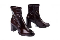 TAMARIS 1-25357-41 568 merlot patent, botki damskie. Czerwone botki damskie Tamaris, z polaru, bez obcasa, bez zapięcia. Za 320.31 zł.