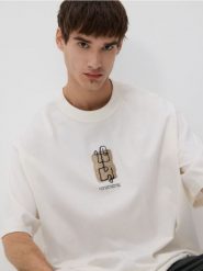 T-shirt boxy z nadrukiem na plecach - beżowy. Brązowe t-shirty męskie Reserved, l, bez wzorów, z bawełny, bez kołnierzyka. Za 79.99 zł.