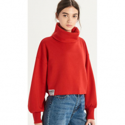 Krótka bluza z golfem - Czerwony. Czerwone bluzy damskie Sinsay. Za 49.99 zł.