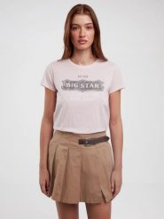 Koszulka damska z nadrukiem na piersi z kolekcji Authentic różowa Rissmelna 600. Czerwone t-shirty damskie Big Star, l, bez wzorów, z dzianiny, klasyczne, bez kołnierzyka. Za 89.99 zł.