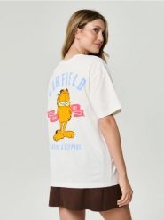 Bawełniana koszulka z nadrukiem na plecach Garfield - kremowy. Białe t-shirty damskie Sinsay, l, bez wzorów, z bawełny, bez kołnierzyka. Za 39.99 zł.