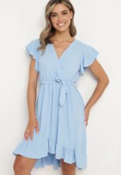 Jasnoniebieska Kopertowa Sukienka z Asymetrycznym Dołem Ozdobiona Falbanką z Paskiem w Talii Snidia. Niebieskie sukienki damskie Born2be, na co dzień, na lato, bez wzorów, eleganckie, z asymetrycznym kołnierzem, bez ramiączek, asymetryczne. Za 59.99 zł.