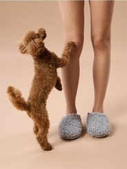 Kapcie z imitacji baranka - szary. Szare kapcie damskie Sinsay, bez wzorów. Za 29.99 zł.