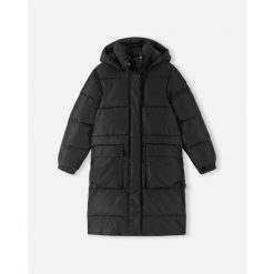 Długa kurtka puchowa z kapturem dla dziewczynki Reima Kumpula. Czarne buty zimowe dziewczęce Reima, bez wzorów, z puchu, bez zapięcia. Za 519.99 zł.