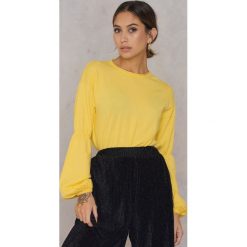 NA-KD Sweter z szerokim rękawem - Yellow. Żółte swetry damskie NA-KD, z okrągłym kołnierzem. W wyprzedaży za 70.67 zł.