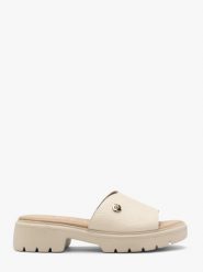 Kremowe klapki damskie z platformą SONIA. Białe klapki damskie Ryłko, bez wzorów, z materiału, eleganckie, bez obcasa, na platformie. Za 299.99 zł.