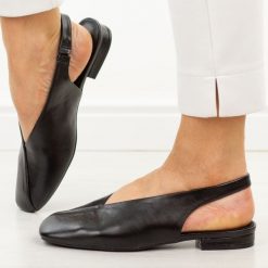 Czarne baleriny damskie Potocki 20335. Czarne czółenka damskie POTOCKI, bez wzorów, z jeansu, biznesowe, bez obcasa, na obcasie, bez zapięcia. Za 149.00 zł.