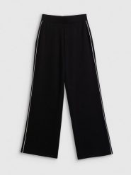 4F Spodnie kibica z szerokimi nogawkami damskie - czarne L. Czarne spodnie dresowe damskie 4f, l, bez wzorów, z dresówki. Za 159.99 zł.