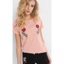 T-shirt z kwiatowym haftem. Czerwone t-shirty damskie Orsay, z haftami, z bawełny. W wyprzedaży za 20.00 zł.