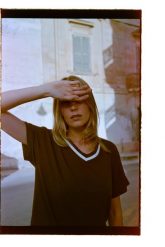 Bluzka z dekoltem brązowa. Brązowe bluzki damskie MOODO, bez wzorów, z bawełny, bez kołnierzyka, bez ramiączek. Za 54.99 zł.