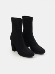 Eleganckie botki na obcasie - czarny. Czarne botki damskie Sinsay, eleganckie, bez obcasa, na obcasie, bez zapięcia. Za 99.99 zł.