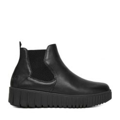 Botki Rieker. Czarne botki damskie Rieker, bez obcasa, na płaskiej podeszwie, bez zapięcia. Za 299.99 zł.