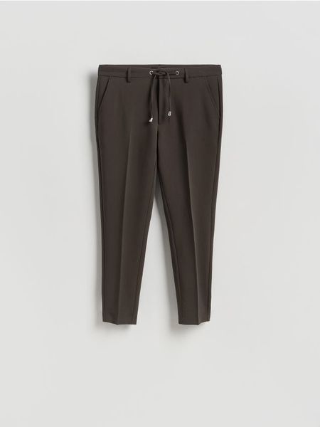 Spodnie chino slim - brązowy. Brązowe spodnie materiałowe męskie Reserved, l, bez wzorów, z dzianiny. Za 129.99 zł.