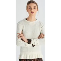 Sweter z falbanką - Kremowy. Swetry damskie Sinsay. W wyprzedaży za 19.99 zł.