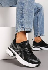Czarne Siateczkowe Sneakersy na Grubej Podeszwie z Ozdobnymi Paskami Axantise. Czarne obuwie sportowe damskie Born2be, bez wzorów, na fitness i siłownię. Za 99.99 zł.