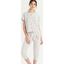 Dwuczęsciowa piżama Snoopy - Jasny szar. Szare piżamy damskie Sinsay. Za 59.99 zł.