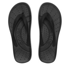 Japonki Crocs. Czarne klapki damskie Crocs, bez wzorów, bez obcasa. Za 89.99 zł.