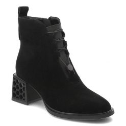 Botki damskie D&A o eleganckim fasonie z ozdobnym wiązaniem i efektownym geometrycznym obcasem czarne, CR62-3182 Black. Czarne kozaki damskie S.BARSKI, z jeansu, bez obcasa, na obcasie. Za 449.00 zł.