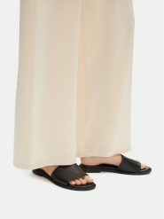 Lasocki Klapki EST-AFIONA-01 Czarny. Czarne klapki damskie Lasocki, bez wzorów, ze skóry, bez obcasa. Za 119.99 zł.