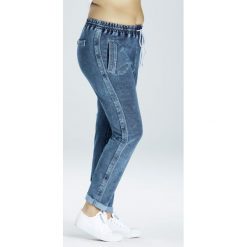 Jeansowe dresowe spodnie DENIM OVERSIZE PLUS SIZE. Legginsy damskie marki Moda Size Plus Iwanek. Za 129.00 zł.