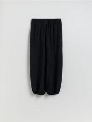 Spodnie balloon z modalem - czarny. Czarne spodnie materiałowe damskie Reserved, l, bez wzorów, z dzianiny. Za 109.99 zł.