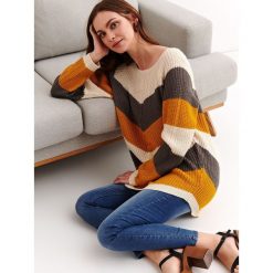 LUŹNY SWETER DAMSKI. Żółte swetry damskie TOP SECRET, na lato, bez wzorów, z dzianiny, bez kołnierzyka, bez ramiączek, bez kaptura. W wyprzedaży za 44.99 zł.