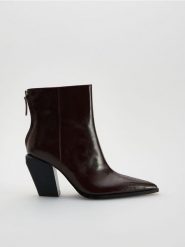 Skórzane botki na obcasie - bordowy. Czerwone botki damskie Reserved, ze skóry, bez obcasa, na obcasie, bez zapięcia. Za 259.99 zł.