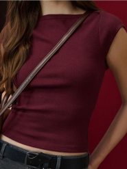 Prążkowana koszulka - czerwony. Czerwone t-shirty damskie Sinsay, l, bez wzorów, prążkowane, bez kołnierzyka. W wyprzedaży za 19.99 zł.