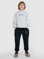 4F Spodnie casual joggery chłopięce - czarne 122 (6-7 lat). Czarne spodnie sportowe dla chłopców 4f, bez wzorów, z materiału, casualowe. Za 129.99 zł.