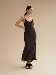 Sukienka maxi na ramiączkach - ciemnobrązowy. Brązowe sukienki damskie Reserved, l, bez wzorów, z dzianiny, bez kołnierzyka, bez ramiączek, maxi, dopasowane. W wyprzedaży za 89.99 zł.