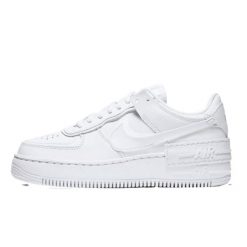 Buty do chodzenia dla dorosłych Air Force 1 Shadow Triple White. Białe obuwie sportowe damskie Nike, bez wzorów, z materiału, do koszykówki. Za 828.00 zł.