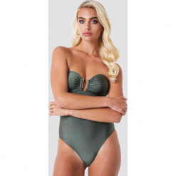 NA-KD Swimwear Błyszczący kostium kąpielowy z metalowym detalem - Green. Zielone kostiumy jednoczęściowe damskie NA-KD Swimwear. Za 121.95 zł.