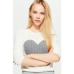 Sweter z sercem - Biały. Białe swetry damskie Cropp. Za 59.99 zł.