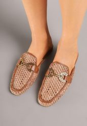Brązowe Płaskie Klapki Ozdobione Siateczkową Cholewką i Klamrą Morivra. Brązowe klapki damskie Renee, bez wzorów, eleganckie, bez obcasa, na obcasie. Za 59.99 zł.