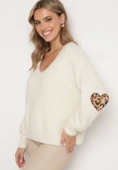 Jasnobeżowy Sweter z Wełną i Ozdobnymi Naszywkami na Łokciach Norethra. Brązowe swetry damskie Born2be, na zimę, uniwersalny, z aplikacjami, z jeansu, eleganckie, bez kołnierzyka, bez ramiączek, długie, bez kaptura. Za 129.99 zł.