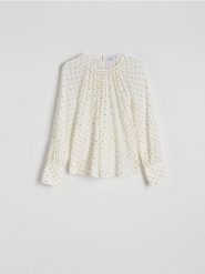 Bluzka z domieszką metalizowanej nici - złamana biel. Bluzki damskie Reserved, l, bez wzorów, z tkaniny, bez kołnierzyka, bez ramiączek. W wyprzedaży za 39.99 zł.