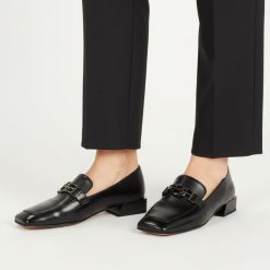 Półbuty damskie S.Barski, cholewka skóra naturalna licowa wsuwany fason metalowa ozdoba z przodu niski stabilny obcas zaokrąglono kwadratowy nosek kl. Czarne półbuty damskie S.BARSKI, z aplikacjami, ze skóry, klasyczne, bez obcasa, na obcasie, bez zapięcia. Za 389.00 zł.