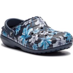 Kapcie CROCS - Classic Lined Graphic II Clog 205324 Lavender/Navy. Kapcie damskie marki Crocs. W wyprzedaży za 159.00 zł.