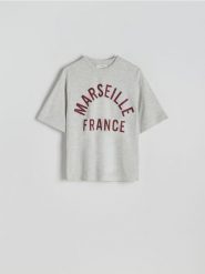 T-shirt oversize z nadrukiem - jasnoszary. Szare t-shirty damskie Reserved, l, bez wzorów, z bawełny, bez kołnierzyka. W wyprzedaży za 39.99 zł.