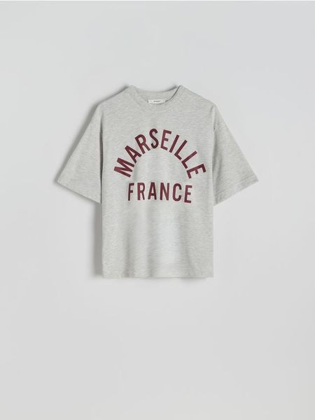 T-shirt oversize z nadrukiem - jasnoszary. Szare t-shirty damskie Reserved, l, bez wzorów, z bawełny, bez kołnierzyka. W wyprzedaży za 39.99 zł.