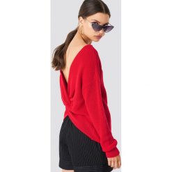NA-KD Trend Sweter z węzłem na plecach - Red. Czerwone swetry damskie NA-KD Trend, z dzianiny, z dekoltem na plecach. Za 141.95 zł.