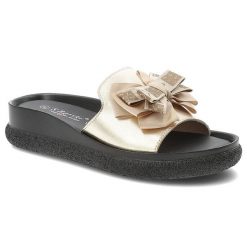 Klapki damskie S.Barski, cholewka ze skóry naturalnej licowej wsuwany fason szeroki pasek z przodu ozdobna kokarda, złote, KV61-6061. Żółte klapki damskie S.BARSKI, bez wzorów, ze skóry, bez obcasa. Za 149.00 zł.