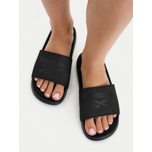 Klapki Reebok. Czarne klapki damskie Reebok, bez wzorów, bez obcasa. Za 89.99 zł.