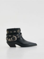 Skórzane botki z paskami - czarny. Czarne botki damskie Reserved, ze skóry, bez obcasa, bez zapięcia. Za 399.99 zł.