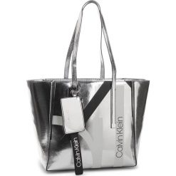 Torebka CALVIN KLEIN - Ck Base Medium Shopper Print K60K604667 904. Szare torebki shopper damskie Calvin Klein, ze skóry ekologicznej. Za 649.00 zł.