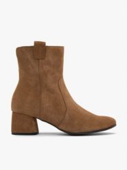 Rude botki z weluru na niskim obcasie. Brązowe botki damskie Brawo sp. z o.o., ze skóry, z okrągłym noskiem, bez obcasa, na słupku, bez zapięcia. Za 429.99 zł.