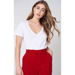 NA-KD Basic T-shirt z dekoltem V - White. Białe t-shirty damskie NA-KD Basic, z bawełny. Za 52.95 zł.